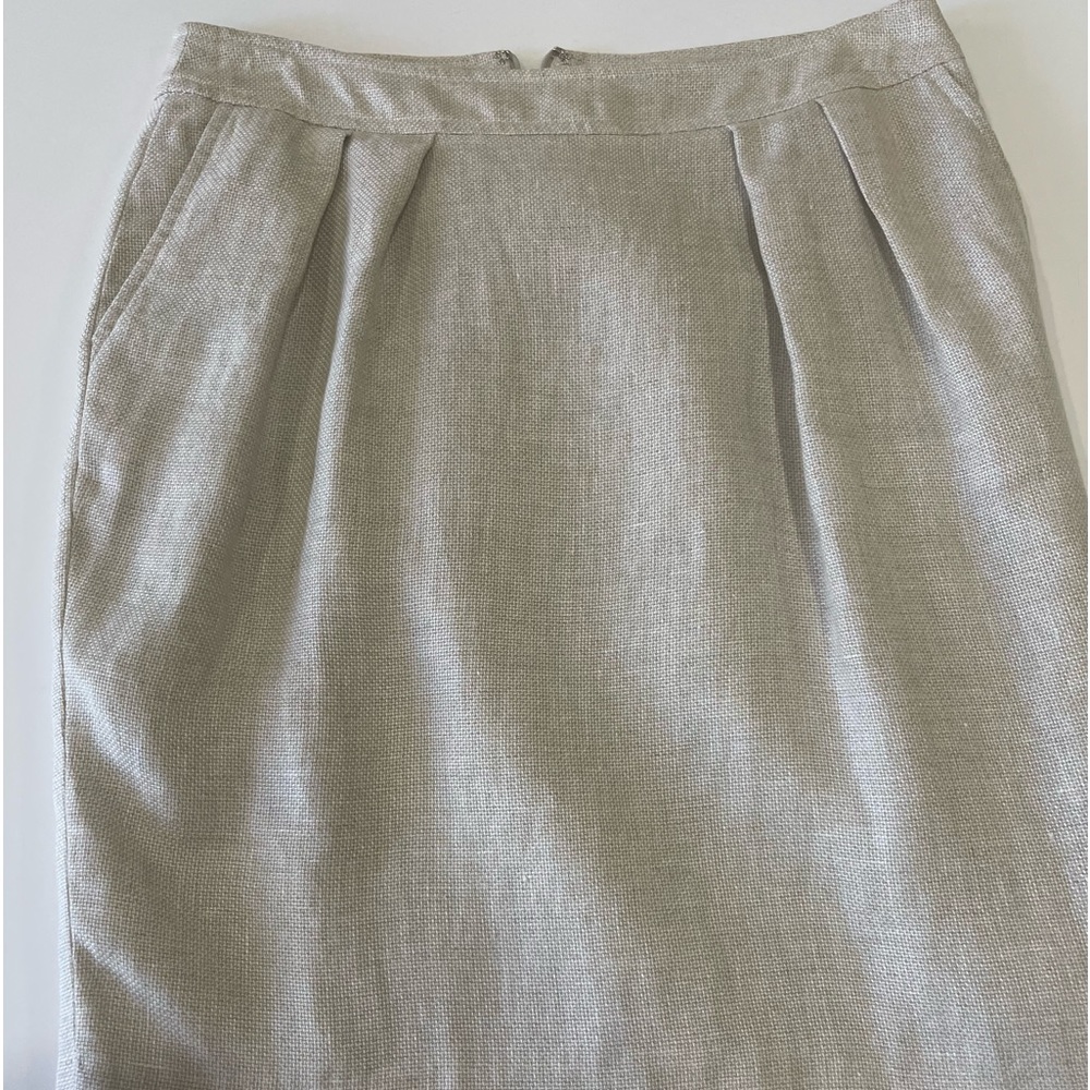 100% Linen knee length skirt size 8 but fits like 6 excellent condition, lined.